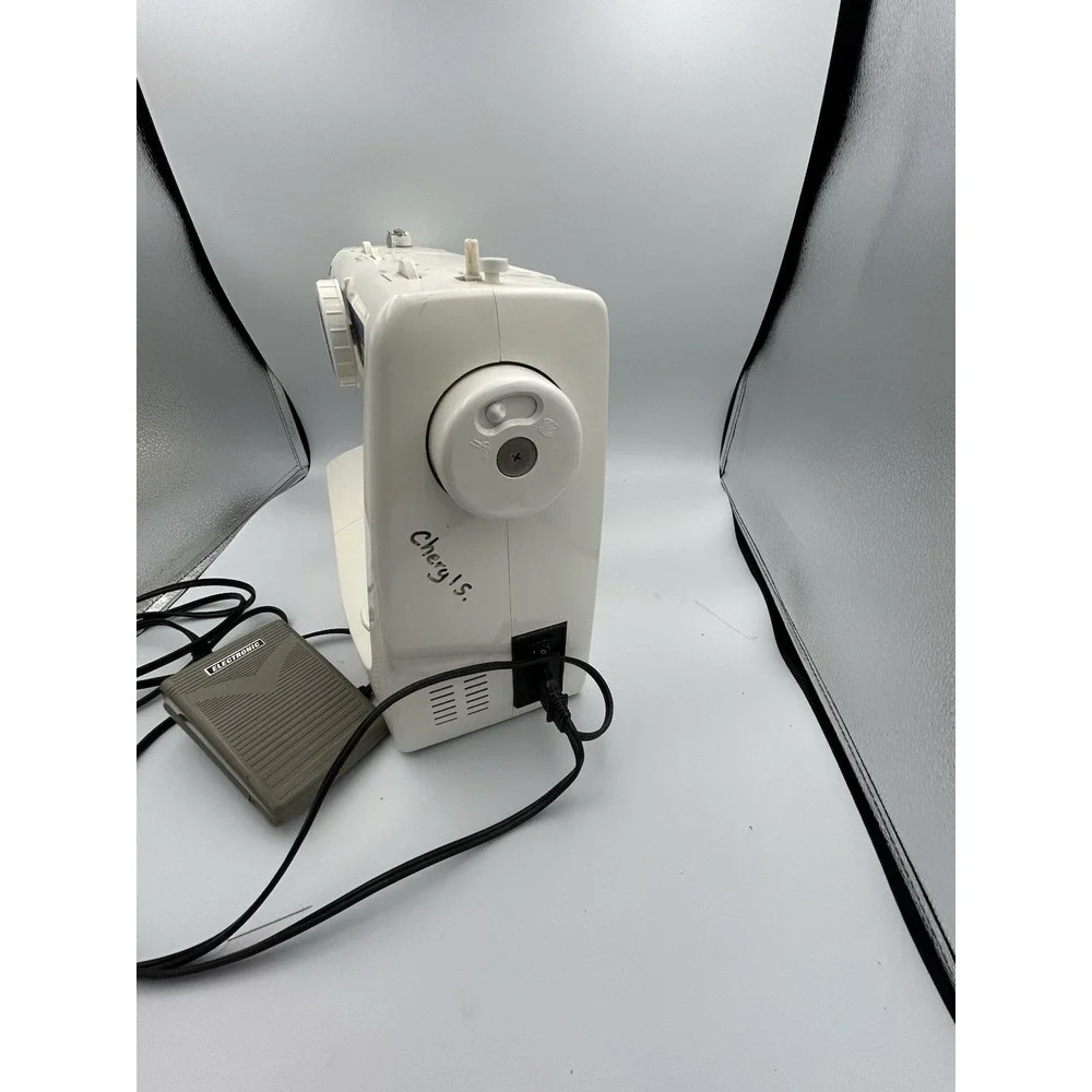White Jeans Machine Sewing Machine With Foot Pedal Model 4042 Works W/ Manual